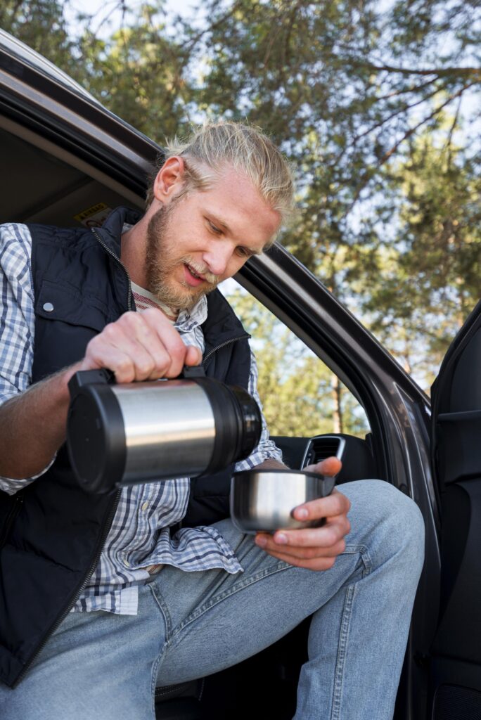 Homem mexendo em cafeteira portátil para motorhome